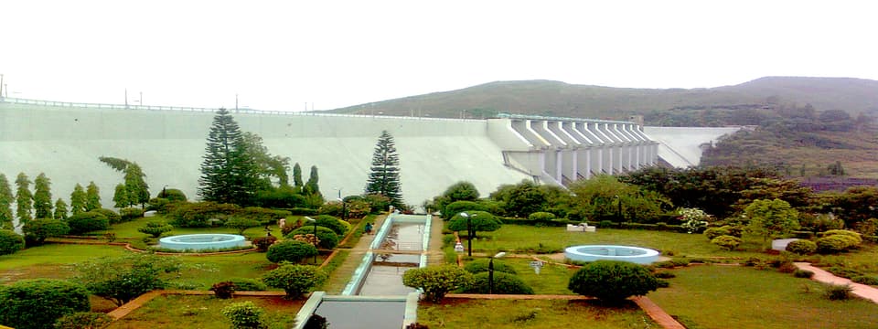 Panorama of the Upper Kolab dam wall and garden