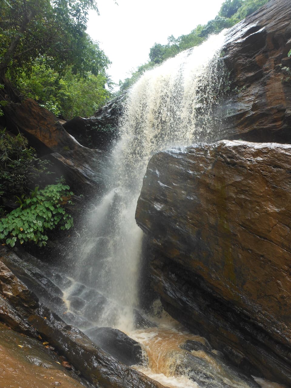 Rani Duduma waterfall pouring over dark rock